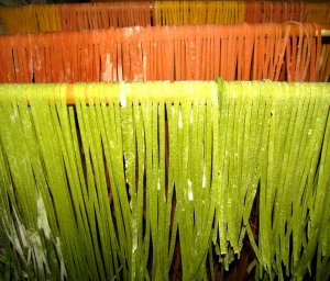 spenótos, kurkumás tészta